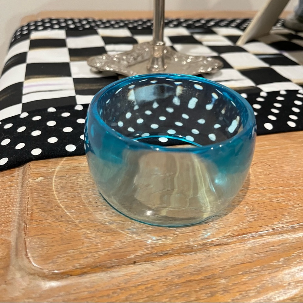 Blue lucite bangle bracelet - Picture 1 of 2